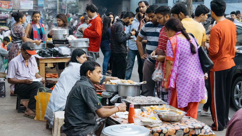  ইস্ট ইন্ডিয়া কোম্পানির আমলের যে নথিতে তাঁর উল্লেখ আছে, সেগুলির মধ্যে একটি ১৭৮৮ খ্রিস্টাব্দের। সেখানে বলা হয়েছে, ধনী ব্যবসায়ী তিরেত্তা একটি বাজারের মালিক। ৯ বিঘা ৮ কোটার সেই বাজারের তৎকালীন মূল্য ছিল ২ লক্ষ টাকা! ব্যস্ত বাজারে পাকা দোকানে পসরা সাজিয়ে বসতেন দোকানিরা। আজ থেকে ২৩৩ বছর আগে প্রতি মাসে সেই বাজার থেকে ভাড়াবাবদ তিরেত্তার উপার্জন ছিল ৩ হাজার ৬০০ টাকা।