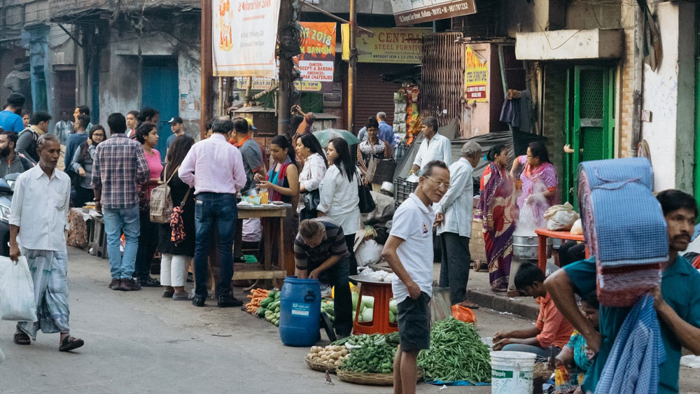বিলাসবহুল জীবনে অভ্যস্ত হয়ে পড়া তিরেত্তা নাকি দেউলিয়া হয়ে গিয়েছিলেন। দেনার দায়ে তাঁর বাজার উঠেছিল লটারির প্রথম পুরস্কার হিসেবে। অর্থাৎ লটারি যিনি জিতবেন, তিনি মালিক হবেন বাজারটির। ১৭৮৮ খ্রিস্টাব্দে ‘ক্যালকাটা গেজেট’-এ সেই লটারির খবর বার হয়। বলা হয়, পাকাবাড়ির চার দিক ঘিরে আছে বারান্দা। সব দোকান পাকা এবং রাস্তা বাঁধানো। ঠিক মতো দেখভাল করলে বাজার থেকে প্রতি মাসে উপার্জন নাকি ছাপিয়ে যাবে ৩৫০০ টাকাও!