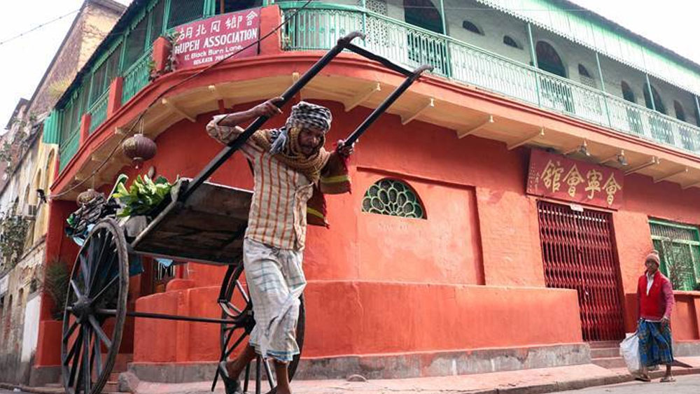 শুধু বাজারই নয়। তিরেত্তার ছিল আরও কিছু সম্পত্তি। সে সময়ে যার আর্থিক মূল্য ছিল প্রায় ৩ লক্ষ ৩০ হাজার টাকা। তিনি কি সত্যি কপর্দকহীন হয়ে পড়েছিলেন? নাকি অন্য কোনও কারণে নিজের সম্পত্তি এবং কারবার গুটিয়ে নিচ্ছিলেন এই দুঁদে ব্যবসায়ী? সে নিয়ে কোনও প্রামাণ্য নথি নেই। ১৭৯১ খ্রিস্টাব্দে লটারির প্রথম পুরস্কার জিতে বাজারের নতুন মালিক হন চার্লস ওয়েস্টন। তিনিও ছিলেন সাহেব-কলকাতার নামী অ্যাংলো ইন্ডিয়ান।