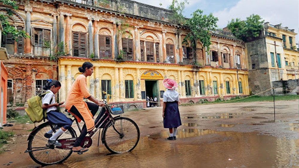 বাজার বিকিয়ে গেলেও তিরেত্তার ব্যক্তিগত জীবন কিন্তু বর্ণহীন হল না। বরং, সেখানে নতুন অতিথির আগমন হল। ১৭৯৩ খ্রিস্টাব্দে ইটালীয় তিরেত্তা বিয়ে করলেন ফরাসি অ্যাঞ্জেলিকাকে। কিশোরী অ্যাঞ্জেলিকার বাবা ছিলেন ক্যারিয়নের কাউন্ট। রাজনৈতিক কারণে নাকি তাঁকে দেশত্যাগী হতে হয়েছিল। বাংলায় তাঁর বাস ছিল শ্রীরামপুরে। অ্যাঞ্জেলিকার বিয়ের আগেই প্রয়াত হয়েছিলেন তাঁর কাউন্ট। ১৭৯২ খ্রিস্টাব্দে অ্যাঞ্জেলিকার সঙ্গে প্রথম আলাপ তিরেত্তার। পরের বছরই চতুর্দশী অ্যাঞ্জেলিকাকে বিয়ে করেন তিনি।