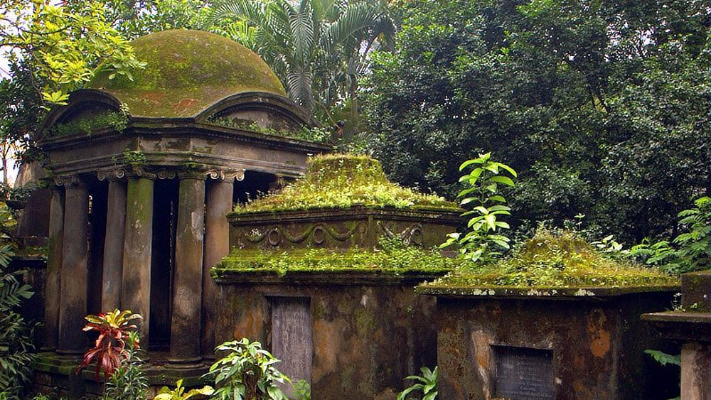 কিন্তু স্ত্রীর শেষশয্যা নিয়ে খুশি ছিলেন না তিরেত্তো। হতে পারে, ওই গোরস্থানের কর্তৃপক্ষের সঙ্গে তাঁর মতবিরোধ হয়েছিল। অথবা সমাধিক্ষেত্রে বেশি সমাধির ভিড়ে তাঁর স্ত্রীর অন্তিম চিরঘুম তাঁর দেখতে ভাল লাগছিল না। পার্ক স্ট্রিটের ধারে তিনি দেড় বিঘা জমি কিনলেন। তার পর অ্যাঞ্জেলিকার শবাধার এনে স্থাপন করলেন নতুন সমাধিতে। ওয়ারেন হেস্টিংসকে চিঠিতে তিরেত্তা জানিয়েছিলেন, তাঁকে দুঃখজনক পরিস্থিতিতে বাধ্য হয়ে এই সিদ্ধান্ত নিতে হয়েছে।