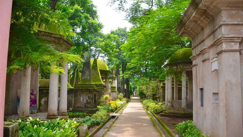 কলকাতার বুকে নতুন গোরস্থানের নাম হল ‘তিরেত্তা বেরিয়াল গ্রাউন্ড’। প্রথমে এই সমাধিক্ষেত্রে শুধু ক্যাথলিকদেরই সমাহিত করার নিয়ম ছিল। পরে সেই নিয়ম শিথিল হয় ধীরে ধীরে। প্রিয় অ্যাঞ্জেলিকার সমাধি তিরেত্তা সাজিয়েছিলেন ফলক দিয়ে। সেখানে লাতিন ভাষায় খোদাই করা ছিল তাঁদের ভালবাসার কথা। তিরেত্তা ঘোষণা করেছিলেন, ইউরোপের যে কোনও দেশের মানুষের জন্য এই সমাধিস্থান ব্যবহারযোগ্য।