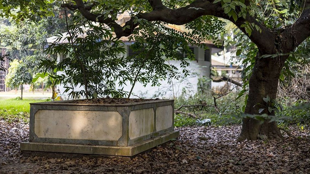 পরে মূলত ইস্ট ইন্ডিয়া কোম্পানির ফরাসি কর্মীদেরই এখানে সমাধি দেওয়া হত। তবে অন্যান্য দেশের মানুষের শেষ আশ্রয়ও হয়েছে এই গোরস্থান। বেশ কিছু জেসুইট পাদরিরও সমাধি দেওয়া হয়েছে এখানে। ১৮৫৪ খ্রিস্টাব্দের মানচিত্রে এই গোরস্থানকে বলা হয়েছে ‘ফ্রেঞ্চ বেরিয়াল গ্রাউন্ড’।