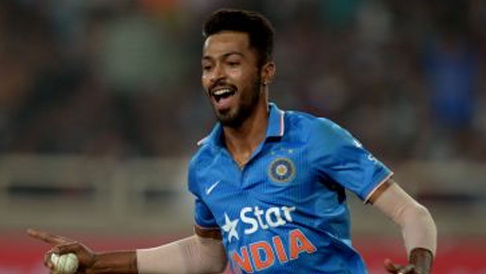 ২০১৬ সালে জানুয়ারি মাসে ভারতের টি২০ দলে অভিষেক ঘটে হার্দিকের। ধীরে ধীরে নিয়মিত হয়ে ওঠেন সব ধরনের ঘরানায়। হার্দিকের সঙ্গে কপিল দেবের তুলনাও করতে শুরু করে দেন সমর্থকরা।