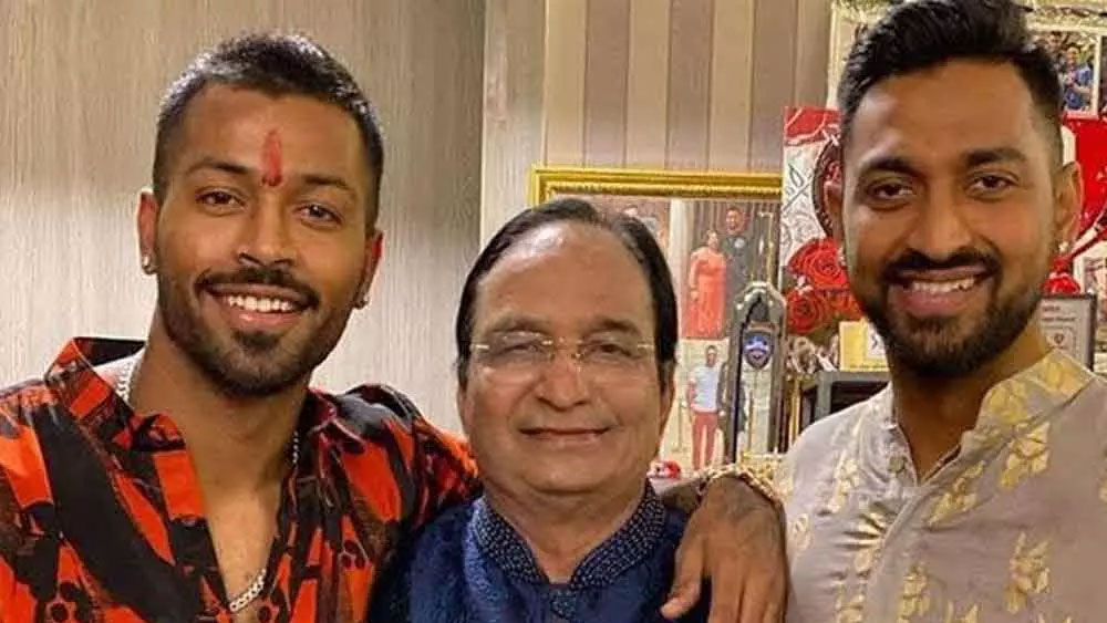 সদ্য পিতৃবিয়োগ ঘটেছে পাণ্ড্য ভাইদের। তবে কষ্ট করে ক্রিকেট শেখানোর পর ছেলেদের এমন উন্নতিতে নিশ্চয়ই খুশিই হতেন হিমাংশু।