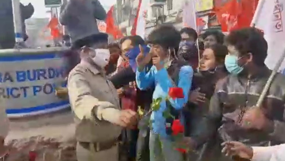 বর্ধমানে পুলিশকে গোলাপ বামকর্মীদের।