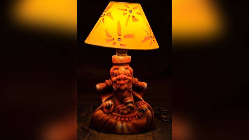বেছে নিতে পারেন টেরাকোটা কিংবা মাটির ল্যাম্পশেড ।