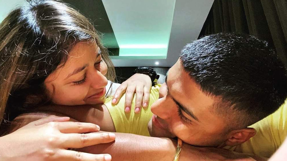 আমার হিয়ার মাঝে লুকিয়ে ছিলে....প্রীতমকে বলছেন সোনেলা। ছবি - ফেসবুক।