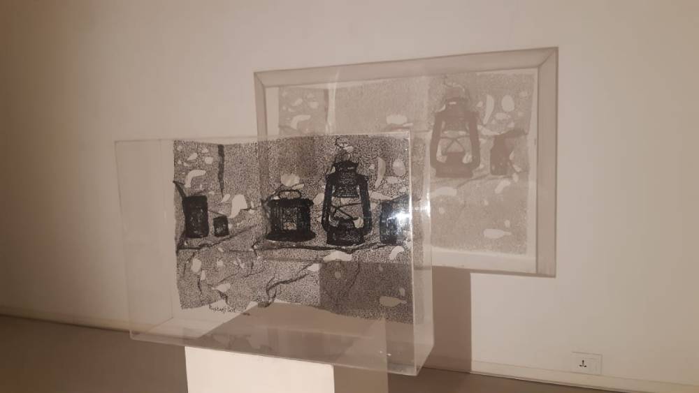 শিল্পীর কাজ। ছায়ার ব্যবহারে তৈরি হয়েছে অচেনা আবহ।