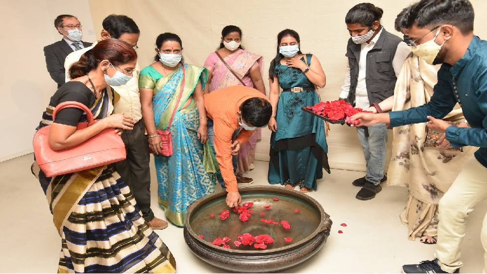 ইতালির কনসাল জেনারেল জানলুকা রুবাগোত্তি ও প্রশান্তের পরিবারের সদস্যদের উপস্থিতিতে সূচনা হল প্রদর্শনীর। রয়েছেন শিল্পীও।