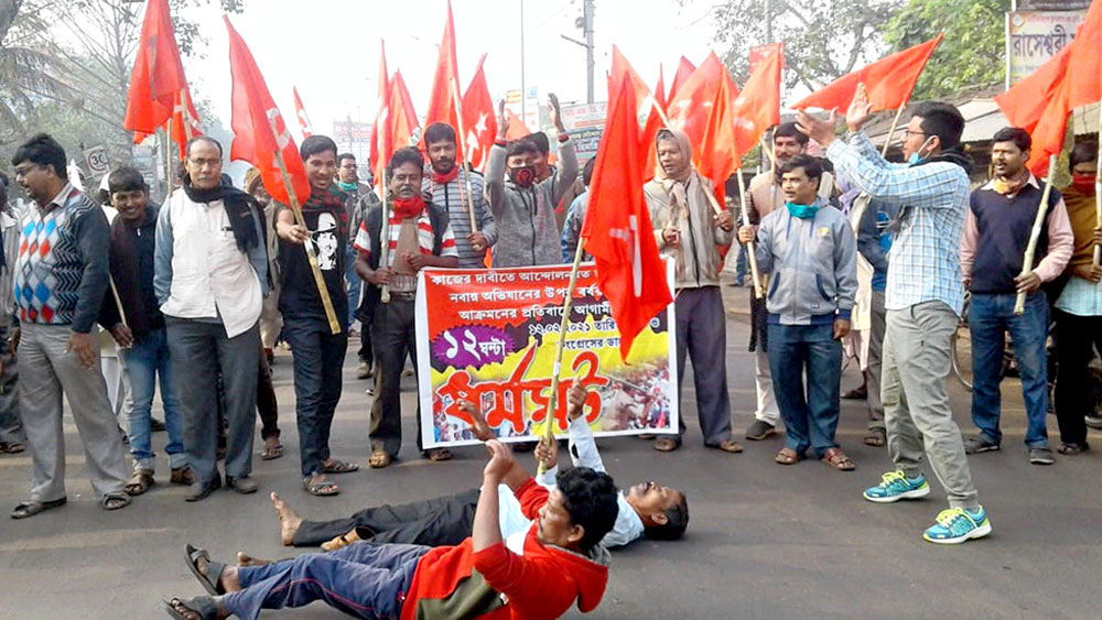 পথে শুয়ে অবরোধ। ঘাটালে।  ছবি: কৌশিক সাঁতরা ।