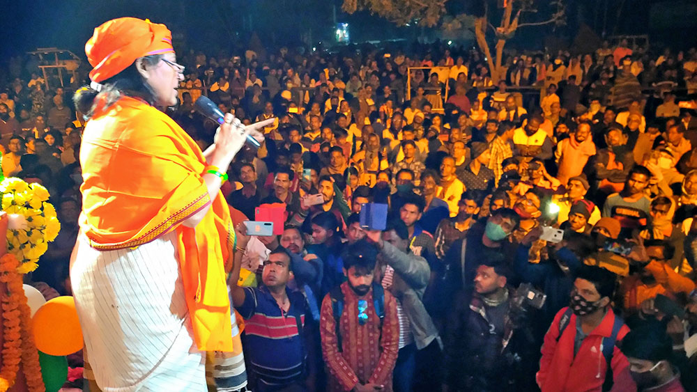 সন্ধ্যায় ইলামবাজারের সভায় রূপা গঙ্গোপাধ্যায়। নিজস্ব চিত্র।