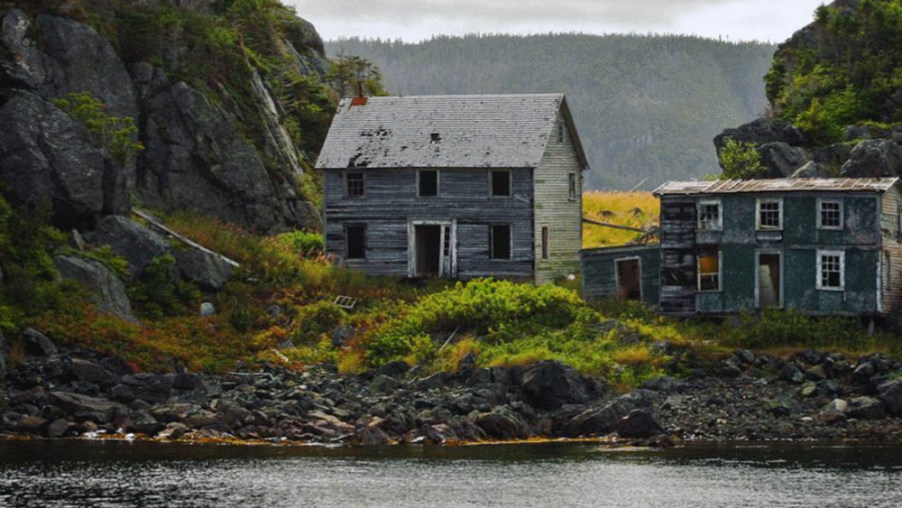 আরও প্রত্যন্ত কয়েকটি গ্রামে সপ্তাহে একবার সাধারণ অসুখের ওষুধ নিয়ে পৌঁছয় একটি নৌকা। কখনও কখনও চিকিৎসকও চলে আসেন নৌকা চেপে। কয়েক ঘণ্টা গ্রামে ঘুরে চিকিৎসা করে ফের ফিরে যান।