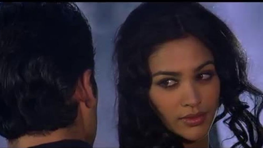 অনেকের মত, ক্যামেরা থেকে নিজের জীবনকে দূরে রাখার জন্য মালিনী নাম বদলে ফেলেছেন তিনি।