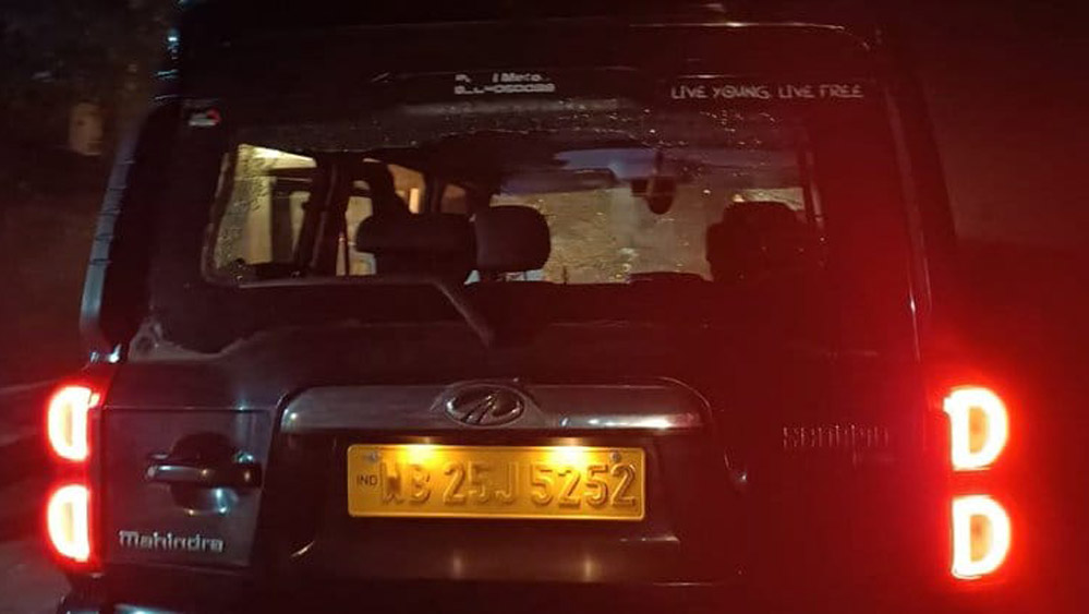 এই গাড়িতেই ছিলেন বাবু মাস্টার।