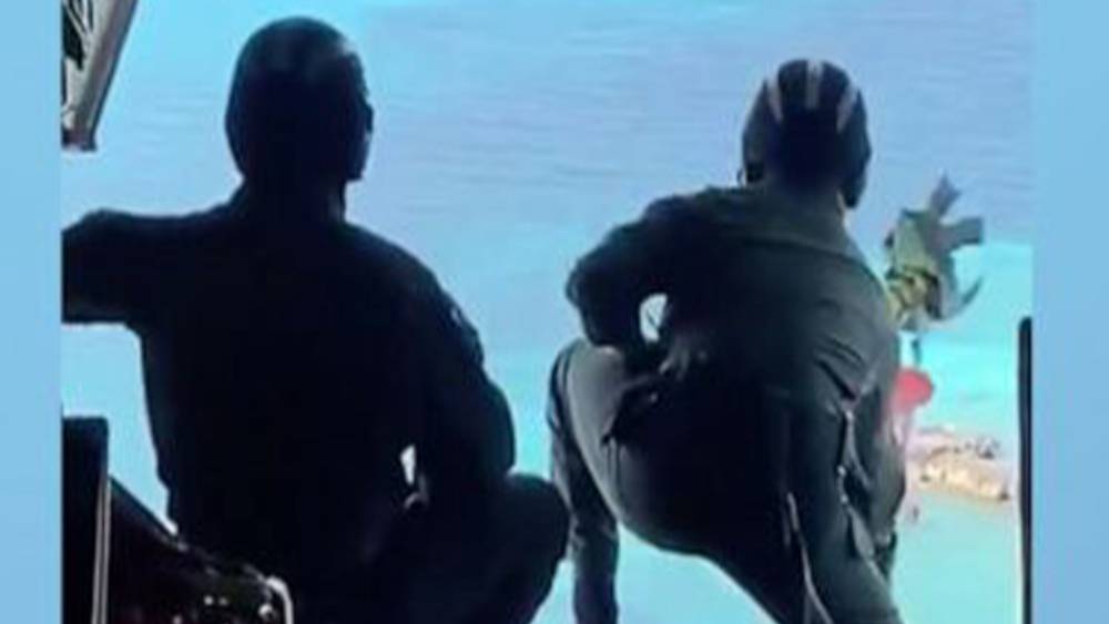 বাহামায় এই ৩ দ্বীপবাসীর অস্তিত্ব ধরা পড়ে আকাশপথে উপকূলরক্ষীদের নিয়মমাফিক নজরদারির সময়ে। উপকূলরক্ষী রিলে বিচের সংবাদমাধ্যমকে জানিয়েছেন, বাহামা দ্বীপপুঞ্জের উপরে আকাশপথে নজরদারির সময়ে তাঁর নজরে কিছু একটা আটকে যায়।