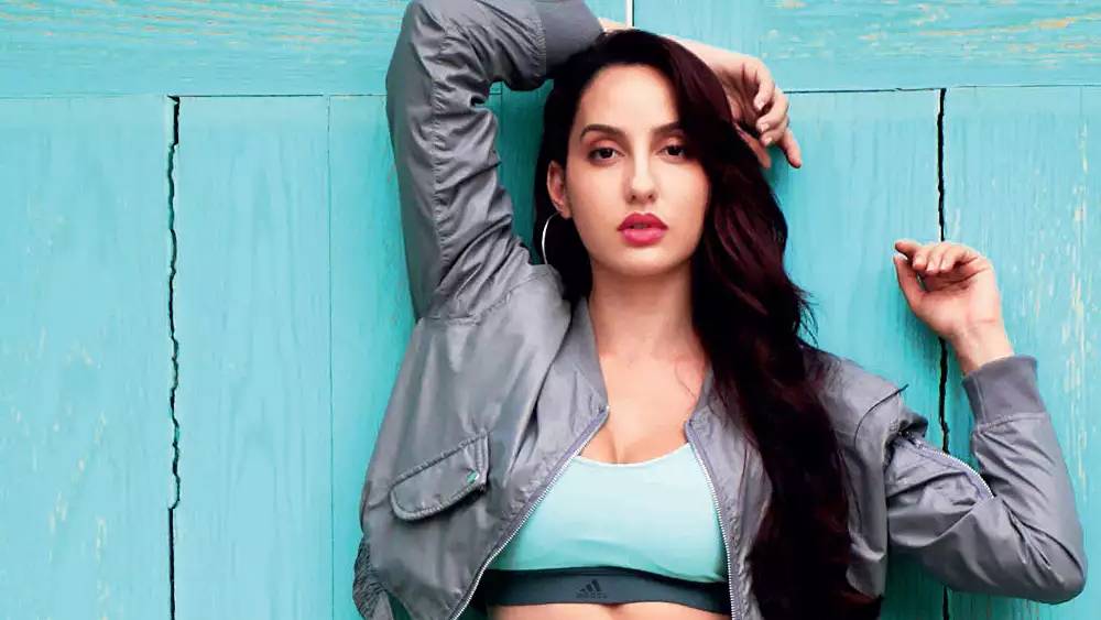 ‘দিলবর দিলবর’ খ্যাত নোরা ফতেহি শেষে রাস্তায় বসে কাপড় বিক্রি করছেন! ভাবলেই চোখ কপালে উঠে গিয়েছিল তাঁর ভক্তদের। সকলের মনেই একটা প্রশ্ন ঘুরপাক খেয়েছিল, কী এমন হল?