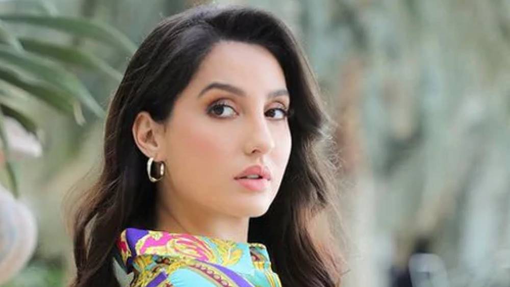 শোনা যাচ্ছে সম্প্রতি সেই পুরনো ভিডিয়োটিই আবার ছড়িয়ে পড়েছিল। সেখানে দেখা গিয়েছে, নোরা ব্যাঙ্ককের রাস্তায় বসে কাপড় বিক্রি করছেন। তাঁর আচরণ একদম দক্ষ ব্যবসায়ীর মতো।