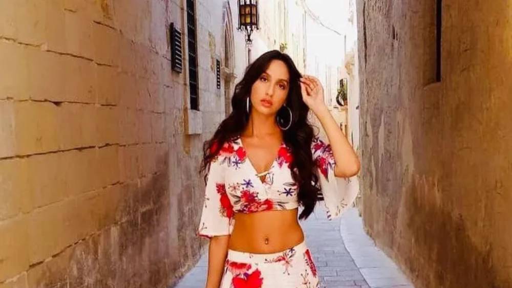 কাপড় বিক্রির সময় ক্রেতাদের সঙ্গে নোরার দর কষাকষির ছবি দেখে নেটাগরিকরা তাজ্জব হয়ে যান। দেখে মনে হয়েছিল, নোরা অভিনেত্রী নন। তিনি যেন অনেক দিন ধরেই এখানে বসে কাপড় বেচছেন।