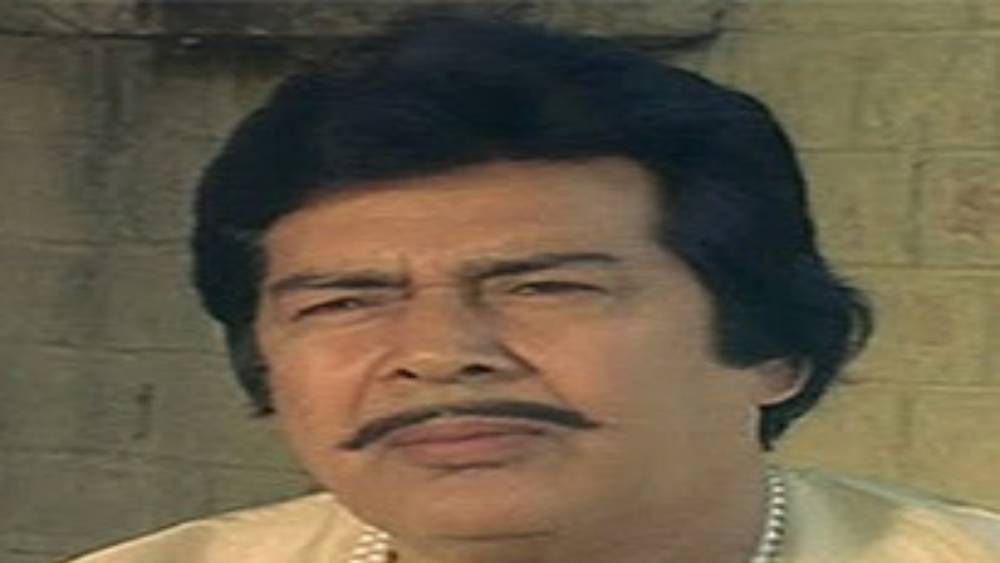 সুজিত কুমারের জন্ম ১৯৩৪ সালের ৭ ফেব্রুয়ারি। তাঁর জন্মগত নাম শামসের সিংহ। কলেজে পড়ার সময় তাঁর অভিনয়ের প্রতি আগ্রহ জন্মায়। কলেজজীবনে তাঁর অভিনয় দেখেছিলেন সে সময়ের বিখ্যাত পরিচালক ফণী মজুমদার। সুজিতের অভিনয় তাঁর পছন্দ হয়।