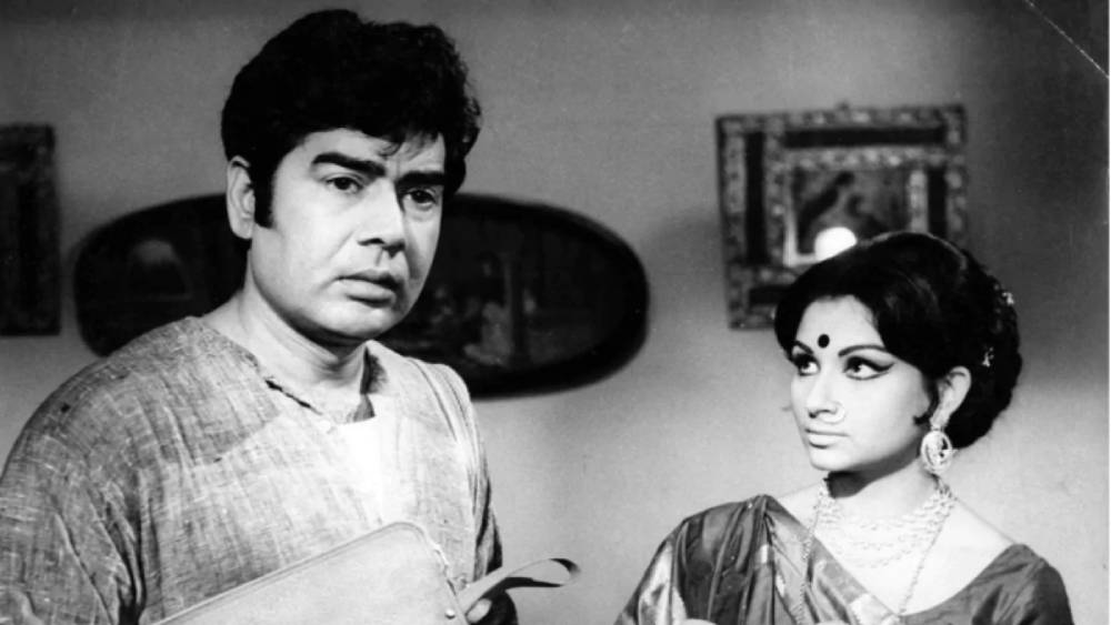 শুধু পর্দাতেই নয়। এই ছবির পর থেকে অভিনয়ের বাইরেও রাজেশ খন্নার সঙ্গে তাঁর বন্ধুত্ব ঘনিষ্ঠ হয়। ‘মেহবুবা’, ‘হাতি মেরে সাথী’, ‘অবতার’, ‘ইত্তেফাক’, ‘আন মিলো সজনা’, ‘অমর প্রেম’, ‘মেরে জীবনসাথী’, ‘রোটি’, ‘আখির কিঁউ’, ‘অমৃত’-এর সহ বেশ কিছু ছবিতে তাঁরা একসঙ্গে অভিনয় করেন।