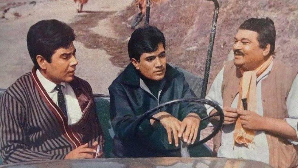 পর্দার বাইরে রাজেশ খন্নার সঙ্গে তাঁর বন্ধুত্ব দীর্ঘজীবী হয়েছিল। পাশাপাশি, তিনি ঘনিষ্ঠ ছিলেন জিতেন্দ্র, রণধীর কপূর এবং রাকেশ রোশনের সঙ্গেও। তাঁদের সঙ্গে তিনি নিয়মিত শরীরচর্চা করতেন।