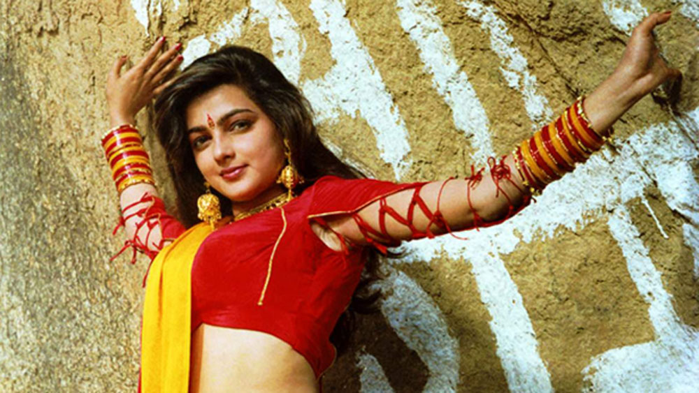 কিন্তু হয়েছিল ঠিক উল্টো। বারবার রি-টেক দিতে হচ্ছিল মমতাকে। আসলে মমতা আগে থেকে নাচ অনুশীলন করলেও শাহরুখ এবং সলমন একেবারেই তা করেননি।