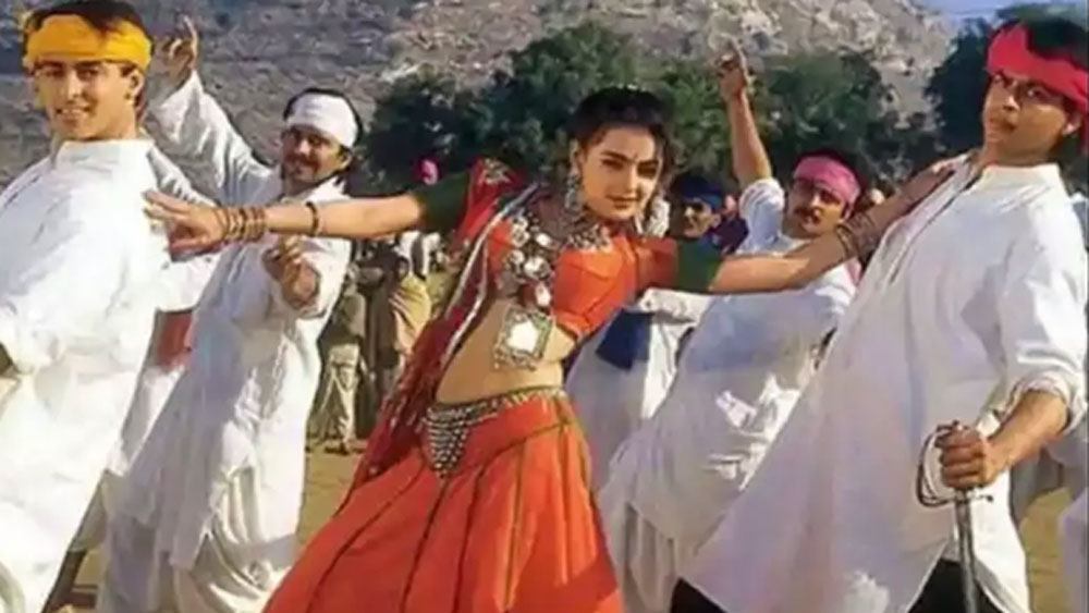 ওই দৃশ্যে শাহরুখ এবং সলমনের সঙ্গে মমতাকেও দেখা যাওয়ার কথা ছিল। এর জন্য মমতা শ্যুটিংয়ের বাইরেও খুব ভাল করে প্রশিক্ষণ নেন যাতে একটি টেক-এই পুরো নাচের শ্যুটিং শেষ হয়।