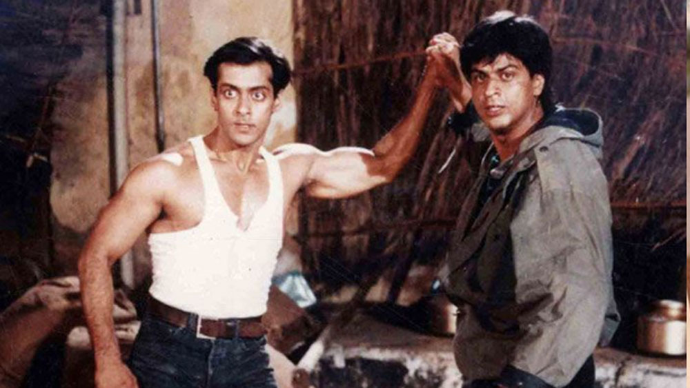 কিন্তু শাহরুখ-সলমনের জনপ্রিয়তার দিকে তাকিয়ে তাঁদের কিছুই বলতে পারছিলেন না ছবির পরিচালক। মনে মনে বিরক্ত হলেও তাঁদের সহকর্মীরাও মুখে তা প্রকাশ করছিলেন না।