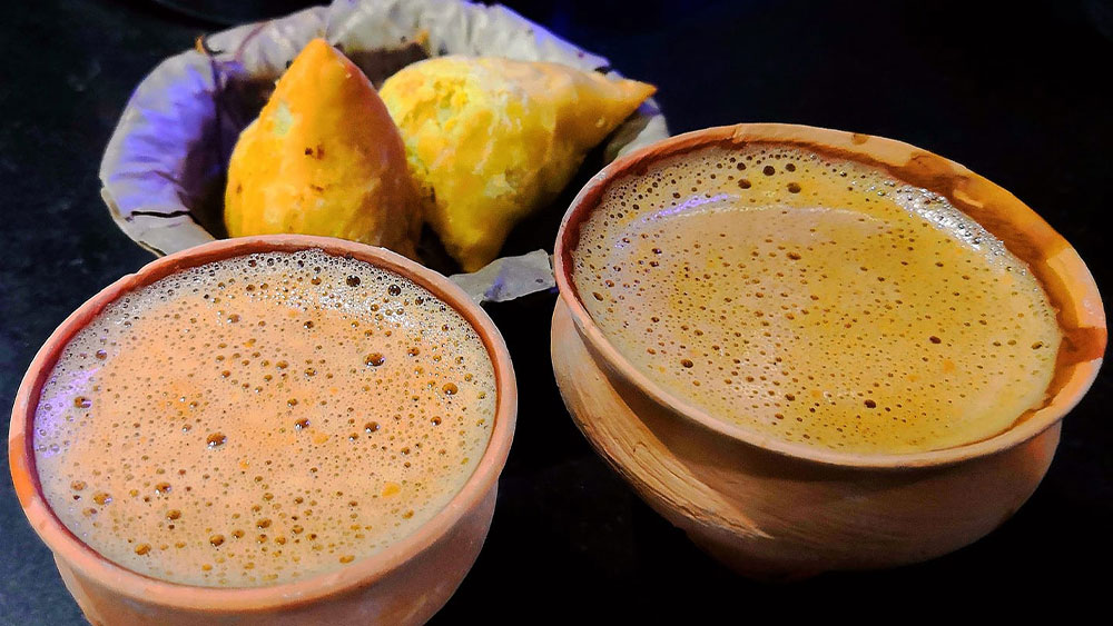 মাটির ভাঁড়ে চা সঙ্গে সিঙ্গারা