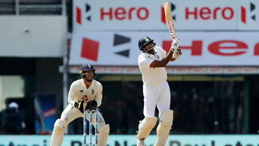 সরাসরি: দলকে একাই টানছেন রবিচন্দ্রন অশ্বিন, চারশোর উপরে ভারতের রানের ব্যবধান