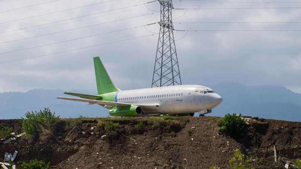 বিমানটি ঘুরে দেখার জন্য কোনও টাকা লাগে না। তবে কেবিনের ভিতরে ঢোকার অনুমতি নেই।