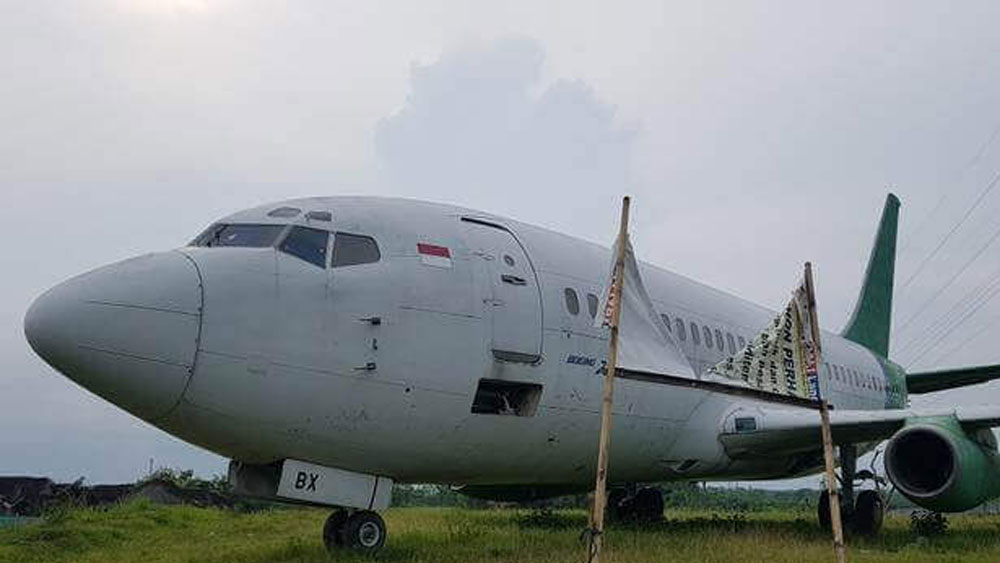 পশ্চিম বালিতে রয়েছে পরিত্যক্ত বোয়িং ৭৩৭-২০০ বিমান। ভুতুড়ে বিমান হিসাবেই অধিক পরিচিত এটি। জেমব্রানার ফাঁকা মাঠের মধ্যে বিমানটি রয়েছে। এই বিশাল ফাঁকা মাঠে আবাসন গড়ে উঠছে। সম্ভবত বিমানটিকেও ভিলাতে পরিণত করার পরিকল্পনা ছিল।