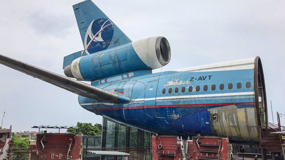 বেশ কিছু দিন ওই সংস্থার হয়ে কাজ করার পর বিমানটিকে বাতিল করা হয়। তার পর থেকেই পরিত্যক্ত বিমানটির ঠাঁই ওই মলের ছাদে।