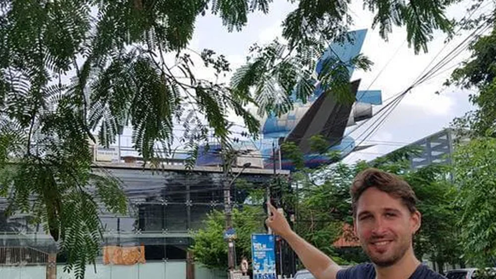 ব্রিটিশ ক্যালেডোনিয়ান এয়ারওয়েজ প্রথম বিমানটি কেনে। তার পর সেটি একটি আমেরিকার সংস্থার কাছে বিক্রি করে দেয়। ওই সংস্থা এটিকে পণ্যবাহী বিমানে পরিণত করে। তার পর সেটি জিম্বাবোয়ের একটি সংস্থার কাছে বিক্রি করে দেয়।