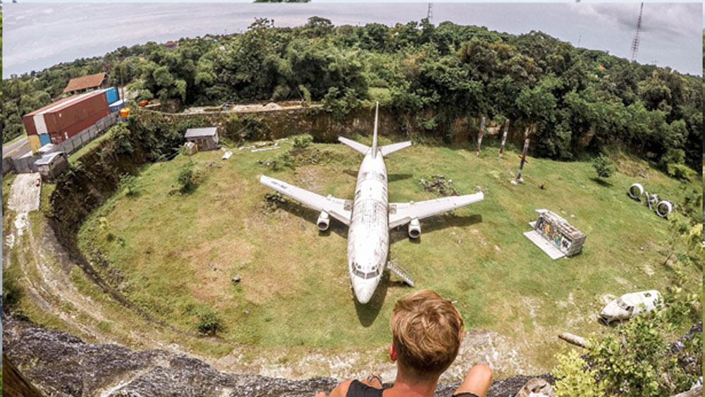 আবার অনেকের মতে, বিমানের চালক টাকা হাতিয়ে চম্পট দিয়েছেন। ফেলে গিয়েছেন বিমানটিকে। এই বিমানের ভিতরে ঘুরে দেখার অবশ্য অনুমতি নেই।
