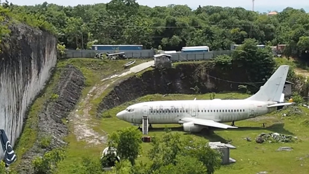 শোনা যায়, বিমানটির মালিক অস্ট্রেলিয়ার এক বাসিন্দা। তাঁর উদ্দেশ্য ছিল বিমানটিকে সমুদ্রসৈকত রেস্তোরাঁয় পরিণত করা। কিন্তু অনুমতি না মেলায় রেস্তোরাঁর কাজ এখনও শুরু হয়নি।