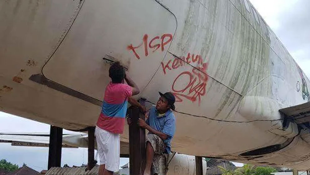 দ্বিতীয় পরিত্যক্ত বিমানটি রয়েছে বালির এক উপদ্বীপে। সেখানকার পান্ডায়া সমুদ্রসৈকতের একেবারে কাছে রয়েছে বিমানটি। সমুদ্রসৈকতের একেবারে কাছে থাকায় বালির সবচেয়ে জনপ্রিয় পরিত্যক্ত বিমান এটিই।