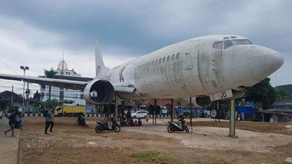 বালির দক্ষিণ কুতায় যেমন লোকালয়ের মধ্যে দাঁড়িয়ে রয়েছে একটি বোয়িং ৭৩৭। বিমানের পিছনেই রয়েছে বড় রাস্তা। কবে থেকে এবং কী ভাবে বিমানটি লোকালয়ের মধ্যে এল তা স্থানীয়দের অজানা।