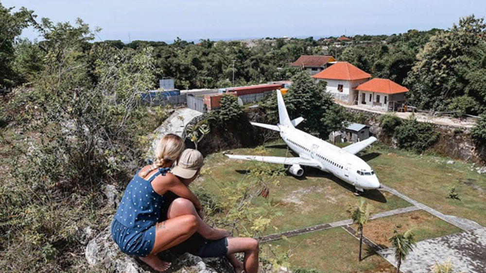 কে বা কারা, কখন এবং কী ভাবে বিমানগুলোকে এ সমস্ত জায়গায় নিয়ে এলেন? কেনই বা বিমানগুলোকে ফেলে রেখে চলেই বা গেলেন কেন? এ সব উত্তর অজানা।