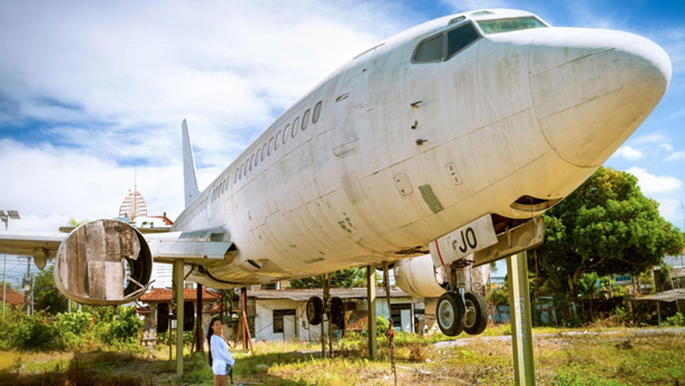 বিমানগুলোর কোনওটা একেবারে সমুদ্রসৈকতে, কোনওটা সমুদ্রসৈকতের কাছে জঙ্গলে কোনওটা আবার বড় রাস্তার পাশে একেবারে লোকালয়ের মধ্যেই রয়েছে।