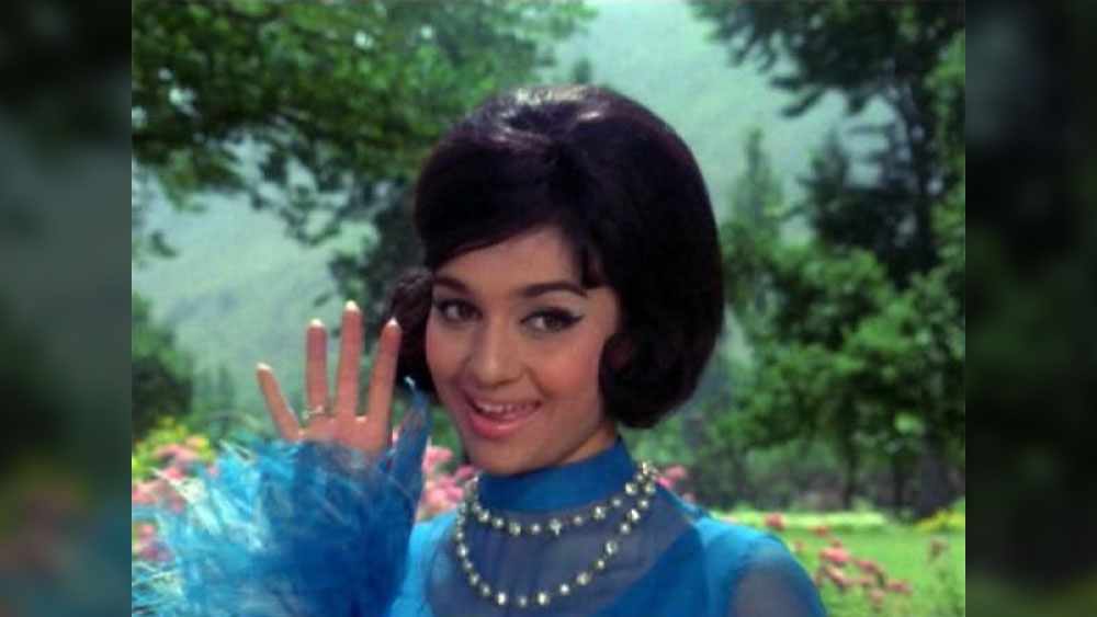 শিশুশিল্পী হিসেবে আত্মপ্রকাশ করেন আশা। মাঝে কয়েক বছর বিরতি নিলেও, কিশোরী বয়সেই পুরোদস্তুর নায়িকা হয়ে ইন্ডাস্ট্রিতে ফিরে আসেন। মনের মানুষের হাত ধরে সেই যাত্রার সূচনা হয় তাঁর।