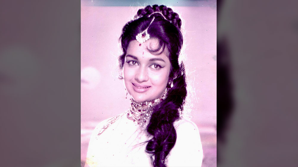 ১৯৫৯ সালে ‘দিল দেকে দেখো’ ছবির মাধ্যমে বলিউডে প্রত্যাবর্তন ঘটে আশার। নায়িকা হিসেবে চলনসই নয় বলে একাধিক প্রযোজক-পরিচালকের কটাক্ষ শুনে, বহু ছবি থেকে বাদ পড়ে অবশেষে এই ছবিটি হাতে পান আশা। ছবির পরিচালক নাসির হুসেনই তাঁকে গড়েপিঠে নেন।