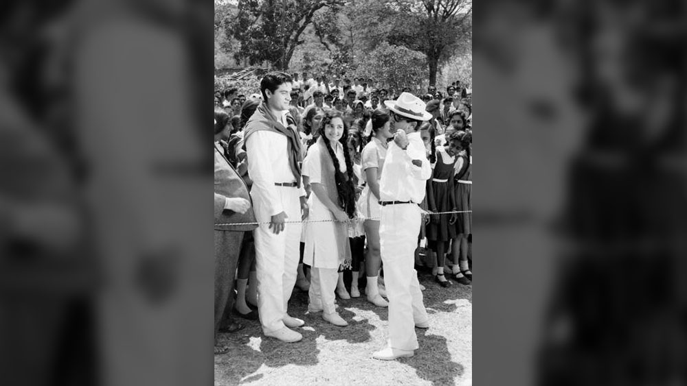 প্রথম ছবিই রাতারাতি তারকা করে তোলে আশাকে। তার পর ‘জব প্যায়ার কিসিসে হোতা হ্যায়’, ‘ফির ওহ দিল লায়া হুঁ’, ‘তিসরি মঞ্জিল’, ‘বাহারোঁ কে সপনে’, ‘প্যায়ার কা মৌসম’ এবং ‘ক্যারাভান’—নাসিরের পরিচালনায় আরও ছ’টি ছবিতে অভিনয় করেন তিনি।