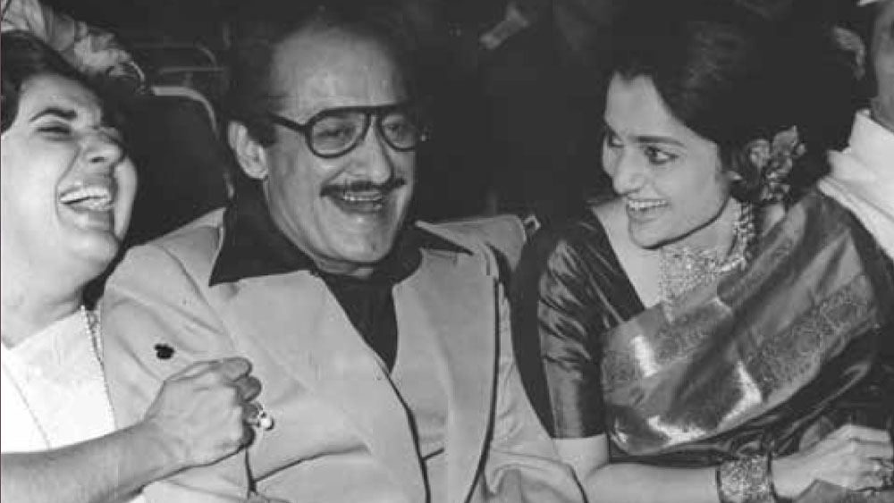 তবে এই অনুভূতি একতরফা ছিল না। বিবাহিত এবং দুই সন্তানের বাবা নাসিরও আশার প্রতি অনুরক্ত হয়ে পড়েন। নৃত্যশিল্পী মার্গারেট ফ্রান্সিনা লুইসকে ভালবেসে বিয়ে করেছিলেন নাসির। বিয়ের পর নাম পাল্টে আয়েশা নামে পরিচিত হন মার্গারেট। কিন্তু এক কিছুর মধ্যেও নাসিরের মনে জায়গা করে নেন আশা।