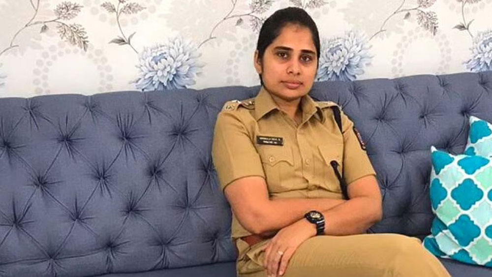 এর পর উদ্বুদ্ধ নির্মলাও আইপিএসের প্রস্তুতি নিতে শুরু করেন। মোবাইল ফোন, ইন্টারনেট, বই কিছুই ছিল না তাঁর কাছে। প্রথম ৬ মাস লাইব্রেরিতে বসে লাগাতার পড়াশোনা করতেন। কিন্তু বুঝতেই পারতেন না ঠিক কী পড়তে হবে।