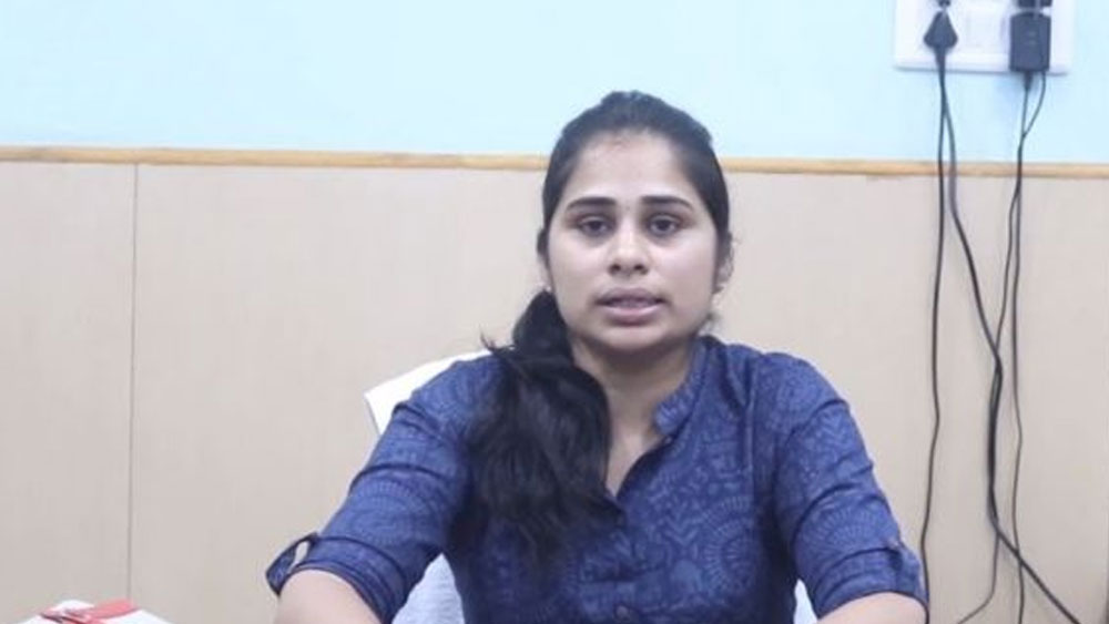 তবে ওই আইএএস-এর কাহিনি শুনে আত্মবিশ্বাসী হয়েছিলেন নির্মলা। ওই অফিসারের সম্পর্কে আরও তথ্য পড়তে শুরু করেন তিনি। তাঁর কষ্টকরজীবন নিয়ে পড়াশোনা করতে শুরু করেন।