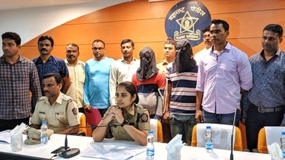 ভোরে উঠে সংসারের সমস্ত কাজ করে দুই ছেলেমেয়েকে স্কুলেপৌঁছে দেওয়া। তারপর আখচাষের কাজে যাওয়া। এ ভাবেই চলছিল অভাবের সংসার।