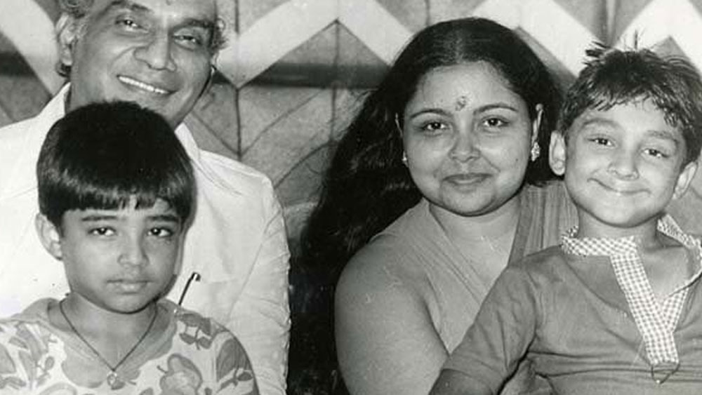 ভাঙা হৃদয়ে যশ তার কয়েক বছর পরই পামেলা চোপড়াকে বিয়ে করেন। মমতাজের কথা যশের কাছে জানতেও চান পামেলা। নেহাত বন্ধু বলেই প্রসঙ্গ উড়িয়ে দিয়েছিলেন যশ। যদিও পামেলা ভালভাবেই জানতেন বিষয়টি এতটাও সোজা নয়।