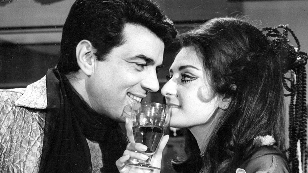 এই ঘটনায় ধর্মেন্দ্র এবং সায়রাবানু অত্যন্ত বিরক্ত হয়েছিলেন পরিচালক যশের উপর।